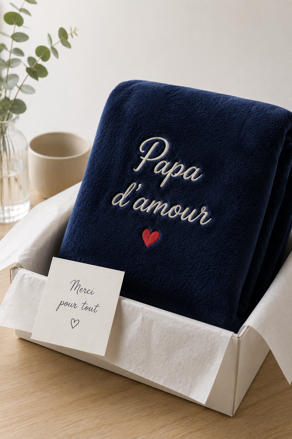 Broderie professionnelle & marquage textile en Alsace Plaid bleu marine personnalisé par broderie dans un coffret cadeau.