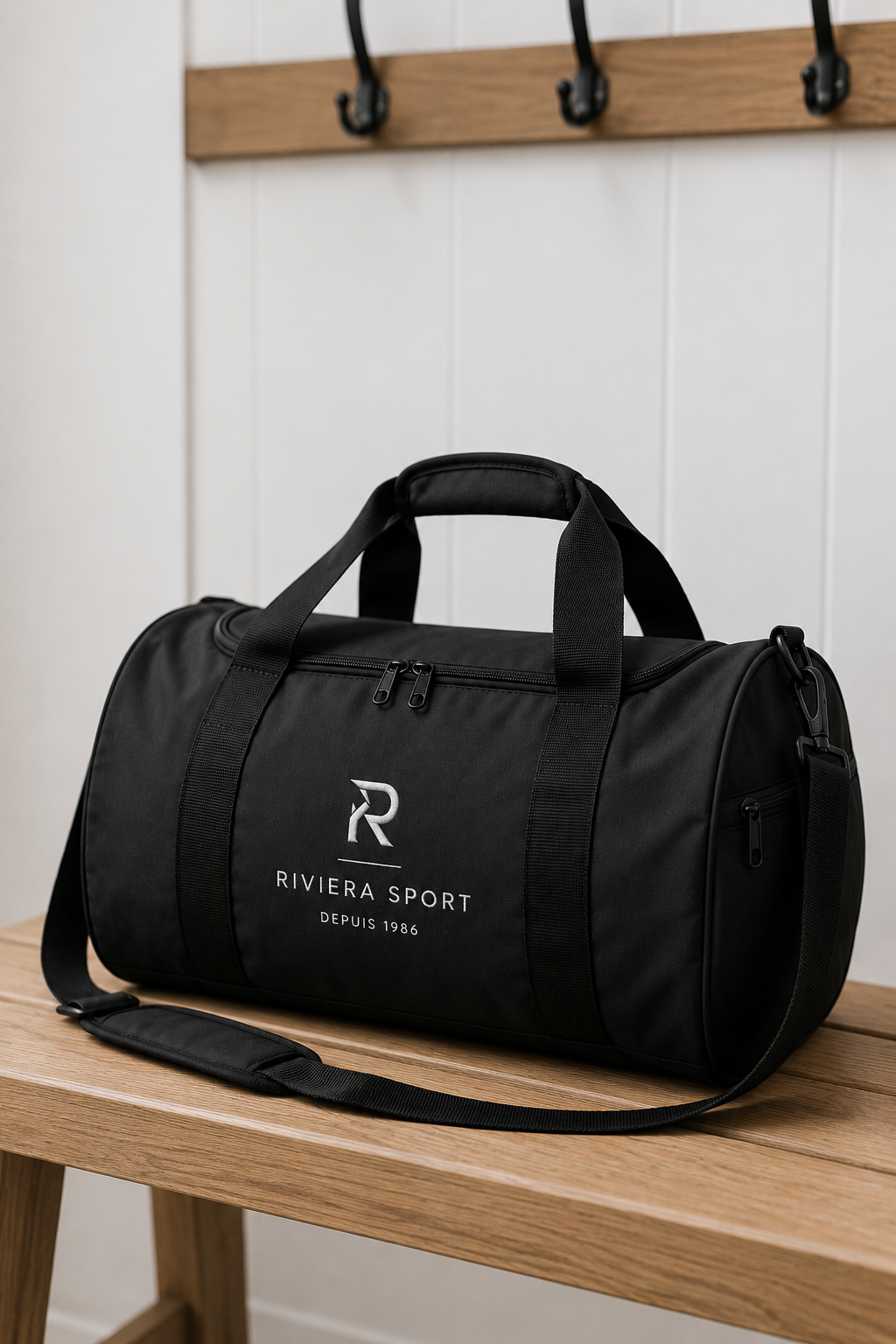 Broderie professionnelle & marquage textile en Alsace Sac de sport noir personnalisé avec logo brodé blanc.